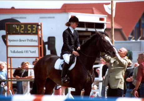 Miriam Hamann auf Cornetta bei einer
Siegerehrung Fehmarn-Pferde-Festival 2002