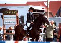 Miriam Hamann auf Cornetta bei einer Siegerehrung
Fehmarn-Pferde-Festival 2002