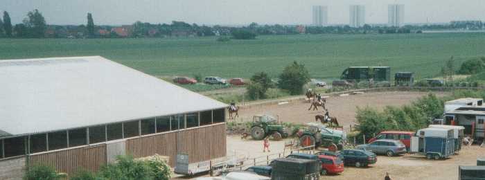 Der Turnierplatz mit Blick auf Halle und Sandplatz